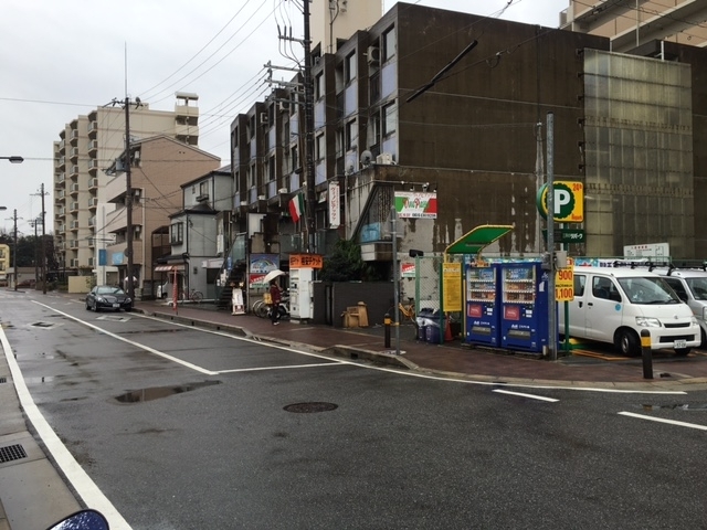 ＪＲ塚口駅西口を出て左を振り替えると、すぐにお店が見えます。