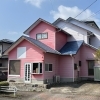 ピンクの建物の1階になります