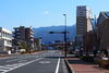 実際の建設場所方向（新居浜駅南）「アルファスマート新居浜駅前、マンションギャラリーへぜひお越しください！」