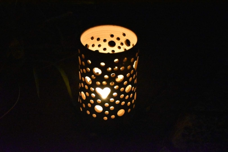 陶の筒からこぼれるキャンドルの光が幻想的です「【笠間の夏祭り】写真で振りかえる《十六夜まつり》2019」