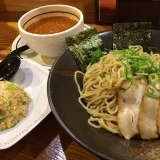 東雲亭のピリ辛つけ麺とミニチャーハン