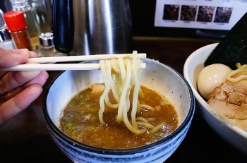 食べ応えのある太麺と、濃いつけ汁の相性バッチリ