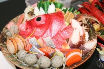 田中さんの技術の真骨頂、鯛をメインにした海鮮鍋。
