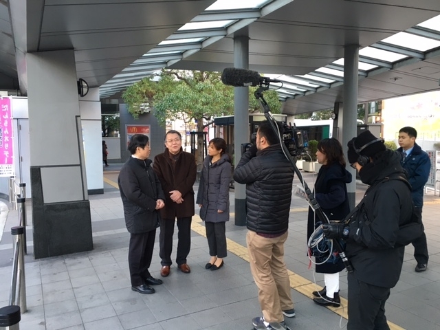 阪急伊丹駅前からスタート。<br>今回は都市システムの専門家、関西大学工学部の秋山教授も登場です。