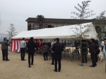 旧尾道市立戸崎小学校跡地で行われた開校式<br>実際の講習もここで行われます