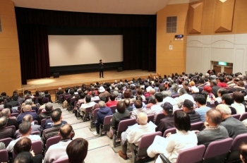 「蔦監督の姿がまた観られる」という嬉しさに満ちた方たちで、会場は埋め尽くされました。