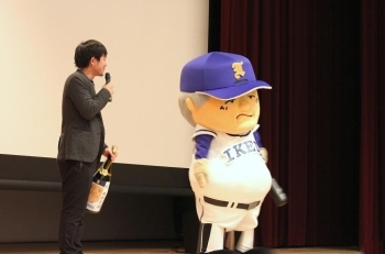 三好市の池田町の町おこしキャラクター「つたはーん」。酒好きの蔦監督らしく、一升瓶とバットを持って登場。