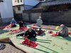 のぼり旗の準備風景「春の大祭（のぼり旗立て、仏具磨き、掃除奉仕の御奉納）　雑巾も当て字で書けば「蔵（ぞう）」と「金（きん）」。家を綺麗に「拭くの神」」