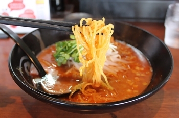 濃厚スープとマッチする細めの縮れ麺。