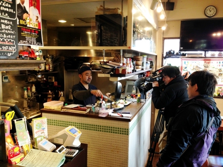 お料理を盛り付けるシーンの撮影。<br>いい匂いが漂って来て、お腹が空いてきました！