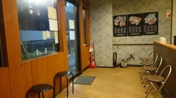 入り口は広ーい待合になっています。さすが人気店。