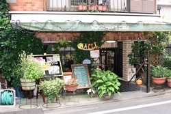 赤レンガの外観はヨーロッパの街角のお菓子屋さん。