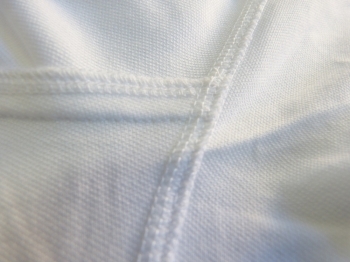 ドレスシャツを裏返してみると、この縫製の美しさ！　肌ストレスが感じられないのは細かなところに秘密があります。