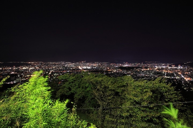 市街地方面。昼とは一味違う広島の街を一望できます。