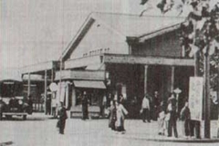 東口が現在の姿になるのは、昭和32年に東京丸物百貨店（現池袋パルコ所在）ができてから。 