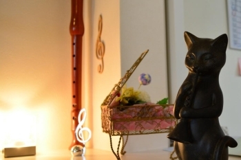 玄関では黒猫がご挨拶♪