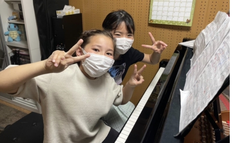 仲良し友達との連弾練習中！めっっちゃ楽しいね！「下京区ピアノ教室のレッスン！弾けると楽しいね♪ すてきな笑顔がたくさん！【南区＆下京区のピアノ教室•リトミック教室】」