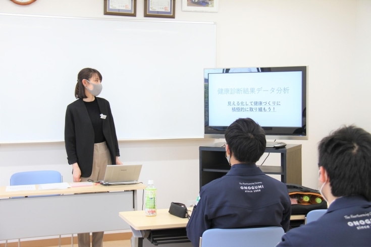 女性事務職員もオフィスカジュアル導入！！「クイズです！！」