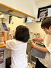 クレープを焼くところを撮影「7/28(日)低学年クラス レッスンレポート 「タナミクレープさん下見&打ち合わせ編」！　 江戸川区・小岩の子供向け動画スクール！」