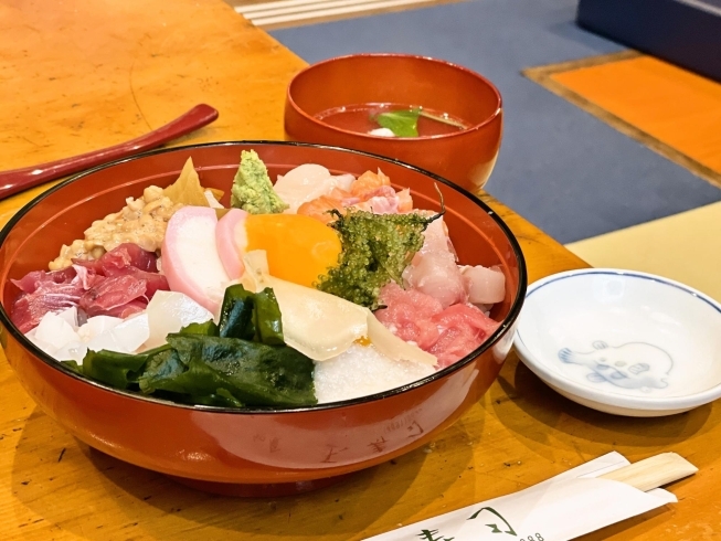 「テイクアウトもOK！新鮮な魚介類の真ん中に生たまごが入った 『まかない丼』を美味しく頂きました！街のお寿司屋『和食 玉寿司（たまずし）』さん（東新小岩）」