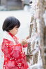 おみくじに夢中な3歳さん♡「2021七五三プラン♪【江戸川区でこども・ファミリーの出張撮影をしています】」