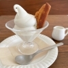 店内でももちろんお召し上がりOK!「テイクアウトも店内でもOK！ソフトクリームはじめました🍦」