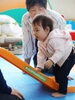 滑り台の坂を見つめる女の子