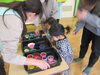 何色にしようかなぁ？「今日はにこにこDOようび「えのぐあそびをしよう」がありました」