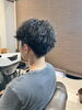無造作パーマスタイル「無造作パーマ×すっきり刈り上げで魅せる大人の夏ヘア｜店内撮影事例」