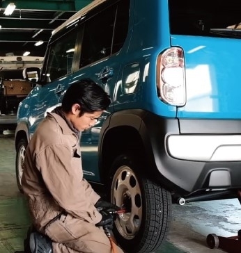 お客様のお車を大切にお預かりして作業を行います。「スタッドレスタイヤの保管やレンタルがおすすめ！」