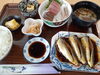 イワシの煮付け＋刺身盛り合わせ定食1900円「本日女子会ランチ、人気メニュー」