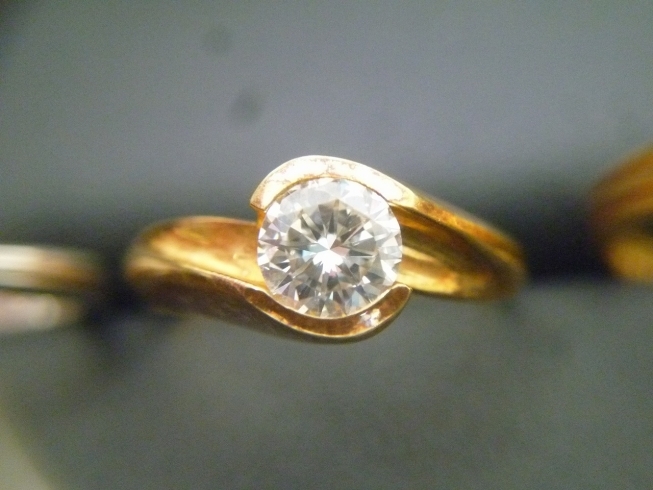 金のリングのダイヤモンドは何と0.71カラット「買取専門 金のクマ 沼津店　実家の掃除でダイヤなどいっぱい♪」