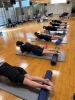 体幹トレーニングは基本中の基本です。今回は水泳の動きに似た姿勢でトレーニングをしています。「JO出場決定！　競泳選手たちの朝のトレーニンング風景と勝つために必要なこと…。」