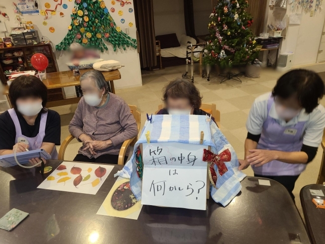 Xmas会のひと駒 何があったのかな?「今日はXmasイブで~す。🎄丘の上では昼食がXmasプレート🍽️🍷嬉し(✿◡‿◡)」