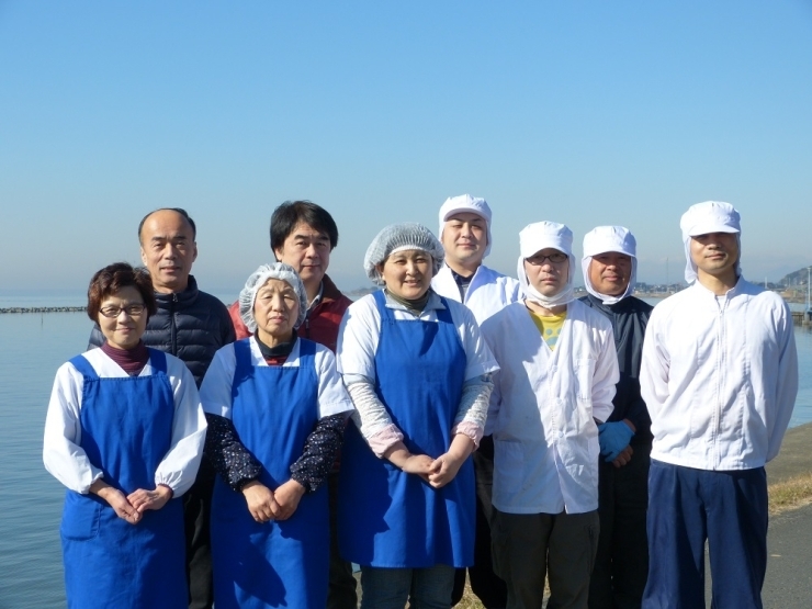 【水郷　はしもと】代表取締役　橋本龍男氏（左上）と従業員の皆さん！　アットホームな環境で、おいしい佃煮を作っています。