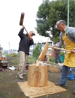 力強いもちつき!<br>迫力があります。
