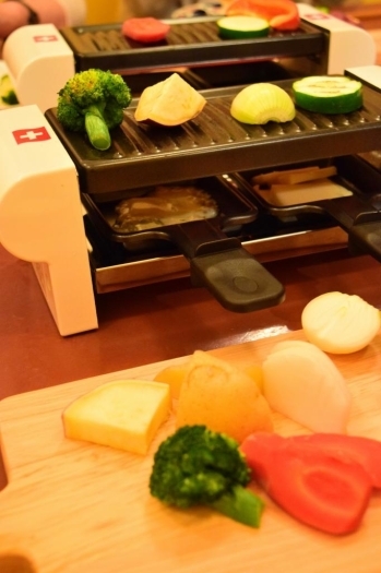 専用道具の上段で京野菜やソーセージを<br>下段ではラクレットチーズを焼きます