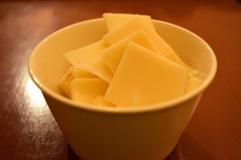 ラクレットチーズはスイスと日本のものを<br>その時々で使い分けて提供されています