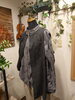 「チャコールグレーの刺繍シャツ×レースベストの秋コーデと音楽モチーフの店内ディスプレイ」