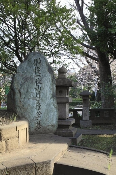 すぐとなりには山内容堂公のお墓があり、歴史好きのパパも満足の桜スポット！