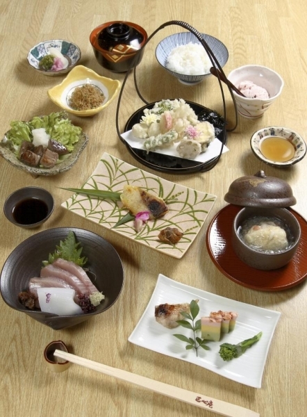 お昼のミニ懐石　3,000円（税別）から。季節によって料理は変わります。