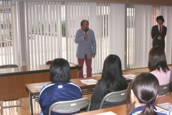 高校生たちを前にお話しする浅水屋さん