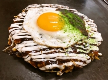 目玉焼きをトッピングしたイカ玉