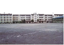 「川崎市立犬蔵中学校」宮前スポーツセンターの隣りにある学校です。