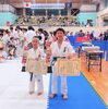 決勝戦で戦った選手と「体の小さな挑戦者、宮里一希くん準優勝！努力が実を結んだ中四国空手道選手権大会」