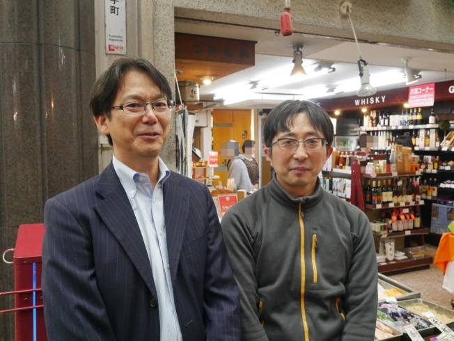 左）北川本家の北川社長、右）京極屋さん「【ふしみ編集部ニュース】多くの人で賑わった「伏見の清酒まつり in 大手筋商店2019」！＠大手筋商店街」