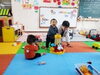 室内で笑顔で遊ぶ子供と親