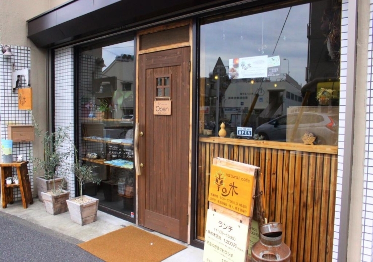 京王八王子駅裏手、かえで通り沿いにあります。木製のドアを開けるとそこにはくつろぎの空間が。<br>