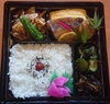 「明日の日替り弁当は五目御飯と唐揚げ」