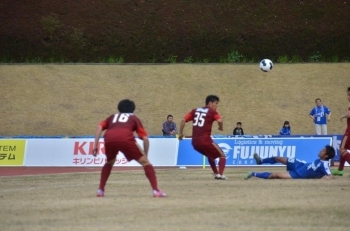 園田選手のシュートがはじかれ